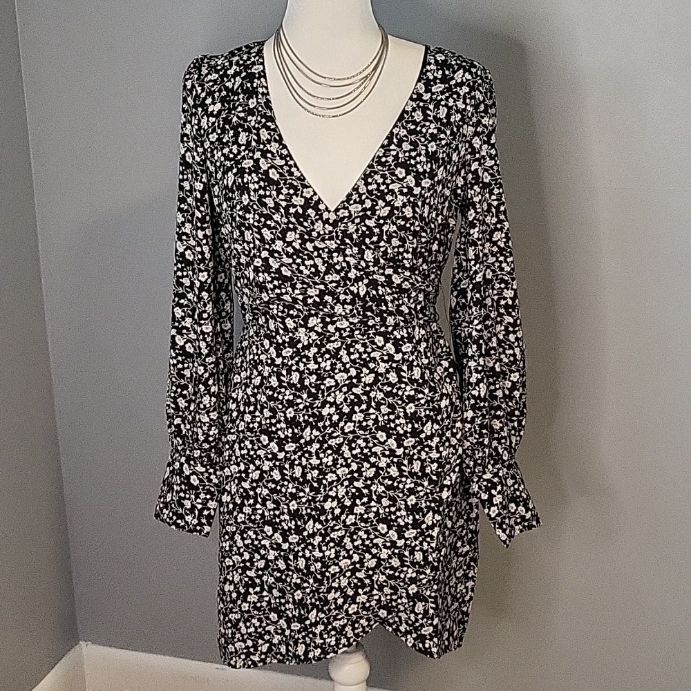 Lulu's Black & White Long Sleeve Floral Side Zip Lined Faux Wrap Mini Dress Sz S